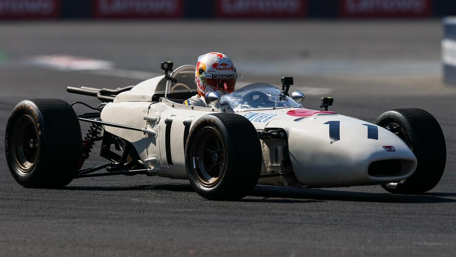 Юки Цунода проехал на историческом болиде Honda в Мексике