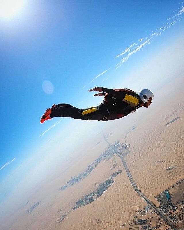 Видео: Льюис Хэмилтон прыгнул с парашютом в Катаре