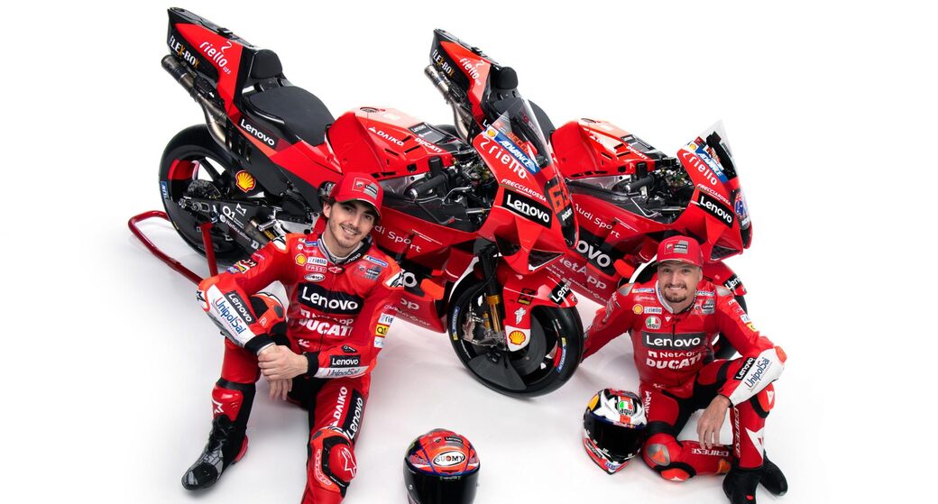 Фото: Ducati представила новый мотоцикл и титульного спонсора