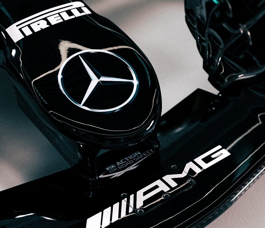 Mercedes показала часть новой машины. Фото