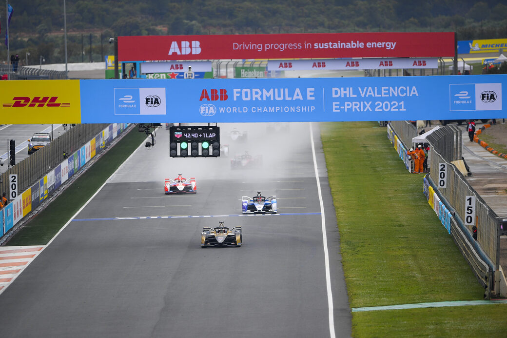 Первая гонка Формулы E в Валенсии завершилась тотальным фарсом