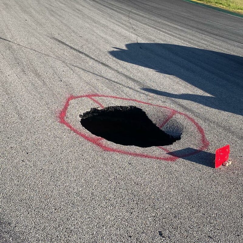На трассе Формулы 1 в Интерлагосе образовалась дыра. Фото и видео