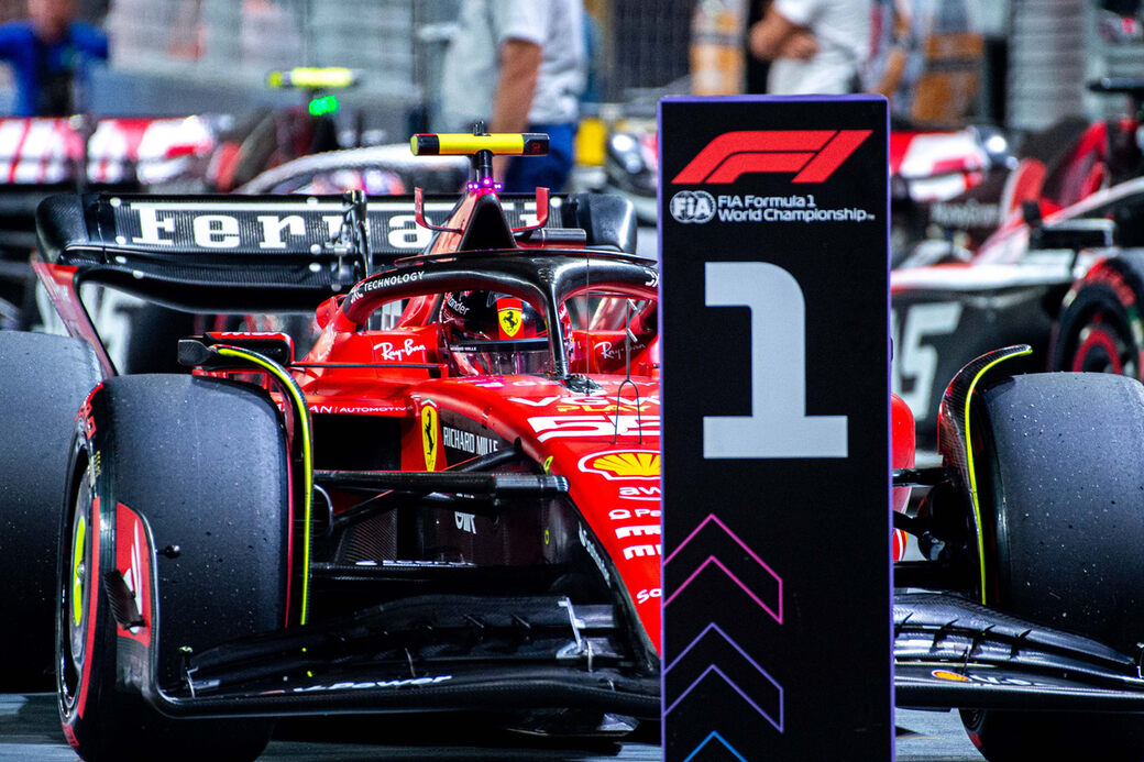 Карлос Сайнс и Ferrari прервали победную серию Red Bull, выиграв Гран При Сингапура