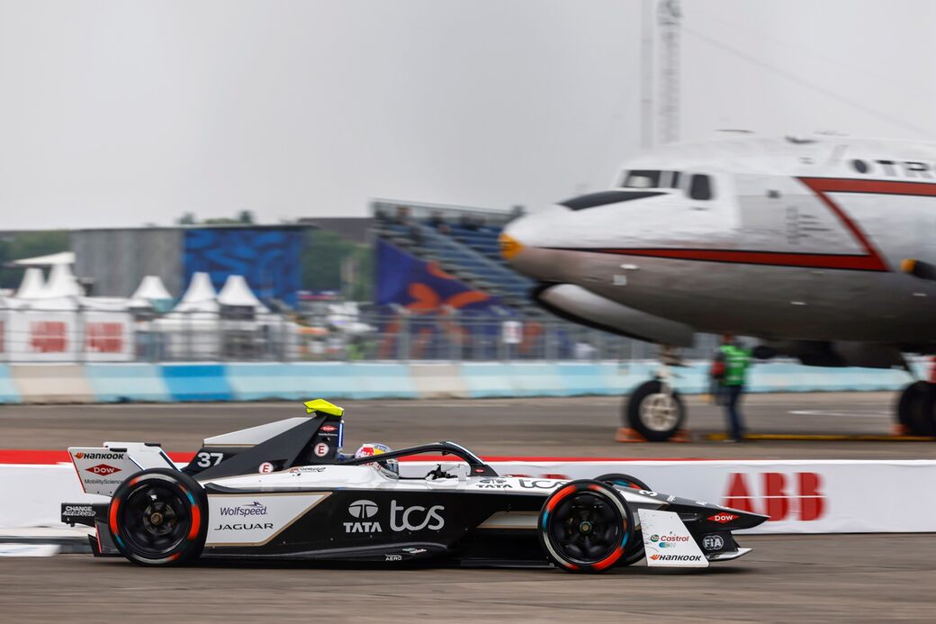 Ник Кассиди выиграл субботнюю гонку Формулы E в Берлине