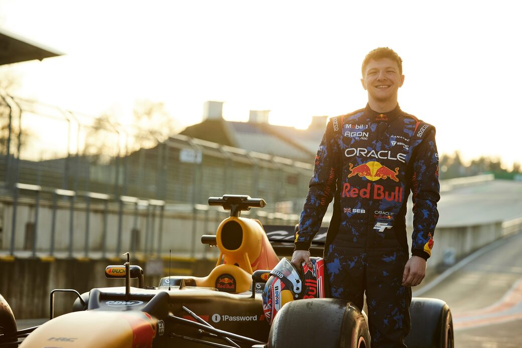 Red Bull посадит симрейсера за руль реального болида Формулы 1